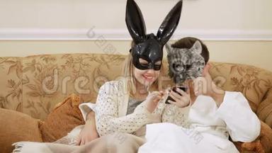 沃尔夫和小兔子在智能手机上看有点东西